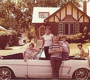Pirmojo 1964-ųjų &bdquo;Ford Mustang&ldquo; pirkėja Gail Wise su savo vyru ir vaikais