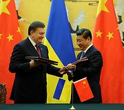 Ukrainos prezidentas Viktoras Janukovyčius ir Kinijos prezidentas Xi Jinpingas