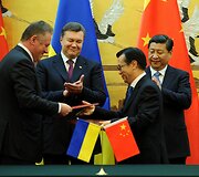 Ukrainos prezidentas Viktoras Janukovyčius ir Kinijos prezidentas Xi Jinpingas