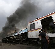 Indonezijoje traukinys susidūrė su dujas vežusiu sunkvežimiu.