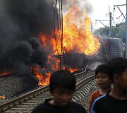 Indonezijoje traukinys susidūrė su dujas vežusiu sunkvežimiu.