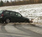 Nuo kelio nuslydęs automobilis