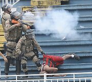 Policininkai nuvijo &bdquo;Vasco da Gama&ldquo; futbolo fanus nuo sužeisto &bdquo;Atletico Paranaense&ldquo; gerbėjo