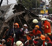 Indonezijoje traukinys susidūrė su dujas vežusiu sunkvežimiu.