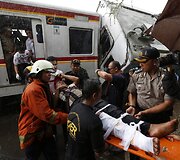 Indonezijoje traukinys susidūrė su dujas vežusiu sunkvežimiu.