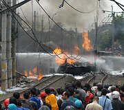 Indonezijoje traukinys susidūrė su dujas vežusiu sunkvežimiu.
