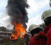 Indonezijoje traukinys susidūrė su dujas vežusiu sunkvežimiu.