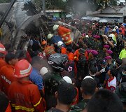 Indonezijoje traukinys susidūrė su dujas vežusiu sunkvežimiu.