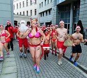 Apsinuoginusių Kalėdų senelių bėgimas Vengrijoje