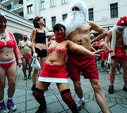 Apsinuoginusių Kalėdų senelių bėgimas Vengrijoje