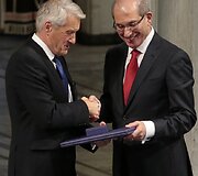 Norvegijos Nobelio komiteto pirmininkas Thorbjornas Jaglandas ir Cheminio ginklo uždraudimo organizacijos generalinis direktorius Ahmetas Uzumcu