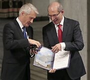 Norvegijos Nobelio komiteto pirmininkas Thorbjornas Jaglandas ir Cheminio ginklo uždraudimo organizacijos generalinis direktorius Ahmetas Uzumcu