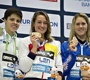 200 m peteli&scaron;ke prizininkės Franziska Hentke, Mireia Belmonte Garcia ir Jemma Lowe