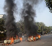 Banglade&scaron;o sostinėje degantys automobiliai