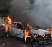 Banglade&scaron;o sostinėje degantis automobiliai