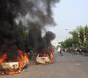Banglade&scaron;o sostinėje degantys automobiliai