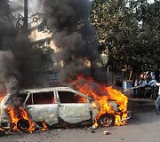 Banglade&scaron;o sostinėje degantis automobiliai