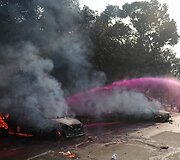 Banglade&scaron;o sostinėje gesinami degantys automobiliai