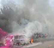 Banglade&scaron;o sostinėje gesinami degantys automobiliai