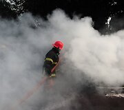 Banglade&scaron;o sostinėje gesinami degantys automobiliai
