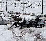 Apsnigtame kelyje užklimpę automobiliai