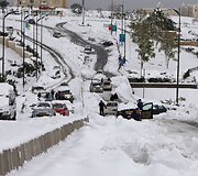 Apsnigtame kelyje užklimpę automobiliai