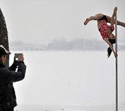 &Scaron;okis aplink stulpą