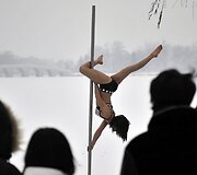 &Scaron;okis aplink stulpą