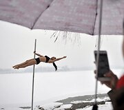 &Scaron;okis aplink stulpą