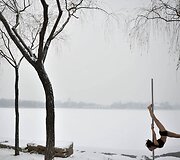 &Scaron;okis aplink stulpą