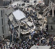 Banglade&scaron;e gelbėjami drabužių gamykloje po griuvėsiais įstrigę darbuotojai