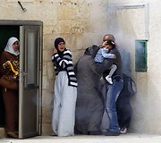 Palestiniečių reakcija policijai pradėjus &scaron;audyti a&scaron;arinėmis dujomis Jaruzalėje