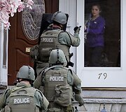 S.W.A.T. komandos nariai kviečia gyventoją i&scaron;eiti i&scaron; namų per operaciją, kurios metu ie&scaron;kota Bostono maratono i&scaron;puolio įtariamojo Dzhokaro Tsarnaevo