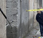 Turkijoje, netoli Sirijos sienos smaslus berniukas žiūri į sienoje įsmigusią ir nesprogusią raketą