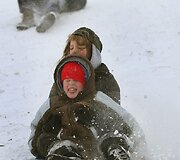 Sniegu besidžiaugiantys vaikai Čikagoje
