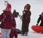Sniegu besidžiaugiantys vaikai Čikagoje