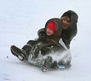 Sniegu besidžiaugiantys vaikai Čikagoje