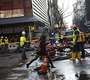 Niujorke tvarkomas trūkęs vandentiekio vamzdis.