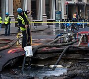 Niujorke tvarkomas trūkęs vandentiekio vamzdis.