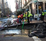 Niujorke tvarkomas trūkęs vandentiekio vamzdis.