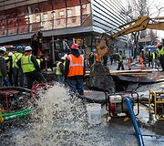 Niujorke tvarkomas trūkęs vandentiekio vamzdis.