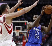 Donatas Motiejūnas ir Kevinas Durantas