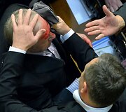Ukrainos parlamente per mu&scaron;tynes sužeistas deputatas