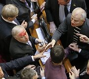Ukrainos parlamente per mu&scaron;tynes sužeistas deputatas