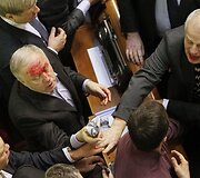 Ukrainos parlamente per mu&scaron;tynes sužeistas deputatas