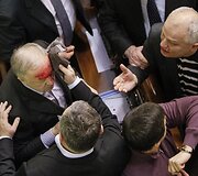 Ukrainos parlamente per mu&scaron;tynes sužeistas deputatas