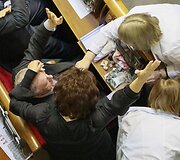 Medikų apžiūrimas per mu&scaron;tynes sužeistas deputatas