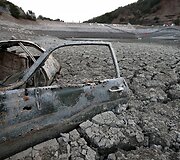 Automobilis ant i&scaron;džiūvusio Almadeno tvenkinio dugno