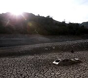 Automobilis ant i&scaron;džiūvusio Almadeno tvenkinio dugno