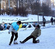 Futbolą ant sniego žaidžiantys protestuotojai Kijeve
